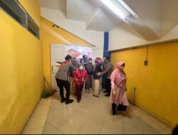 Polwan Polres Pelalawan lakukan Pemeriksaan secara ketat Kepada Petugas Pelipatan Surat Suara Pemilu di GOR Tengku Pangeran