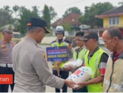 Kapolres Way Kanan Bagikan Bansos Dan Helm Kepada Komunitas Ojek