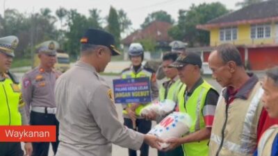 Kapolres Way Kanan Bagikan Bansos Dan Helm Kepada Komunitas Ojek