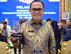 Pj. Bupati Banyuasin Terima Penghargaan Kategori Birokrat Peduli Pers