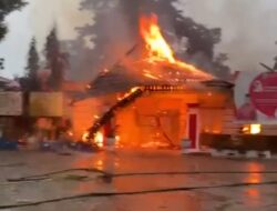 Kantor Dinas Lingkungan Hidup Kabupaten Pelalawan Dilalap Sijago Merah