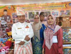 HUT Hardiknas Disdikbud Pelalawan Gelar Pameran Pendidikan lakukan Kunjungan ke stand Pameran SDN 006 Pangkalan Kerinci 