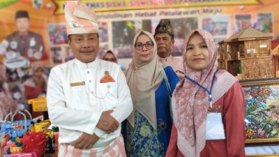HUT Hardiknas Disdikbud Pelalawan Gelar Pameran Pendidikan lakukan Kunjungan ke stand Pameran SDN 006 Pangkalan Kerinci 