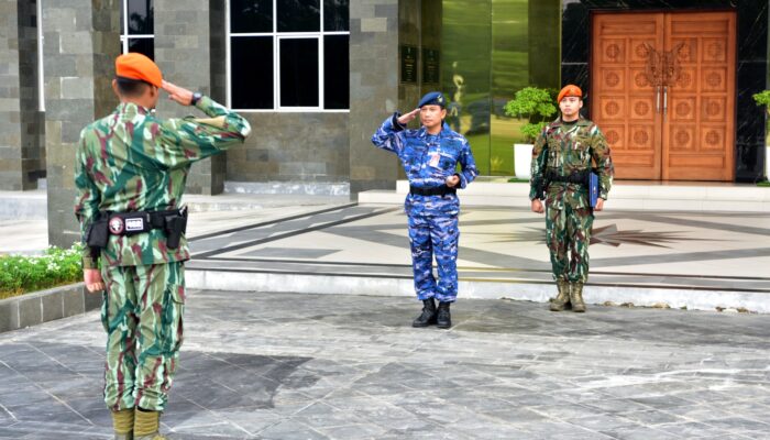 Lanud Roesmin Nurjadin Laksanakan Upacara Bendera Bulan Juni 2024