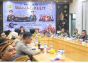 Plt,Bupati Labuhanbatu Menyaksikan Pagelaran Wayang Kulit dalam Rangka HUT 78 Bhayangkara