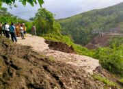 Pemda Bersama Polres Bursel Tinjau Lokasi Jalan Lintas Namlea – Namrole Yang Longsor Dan Putus