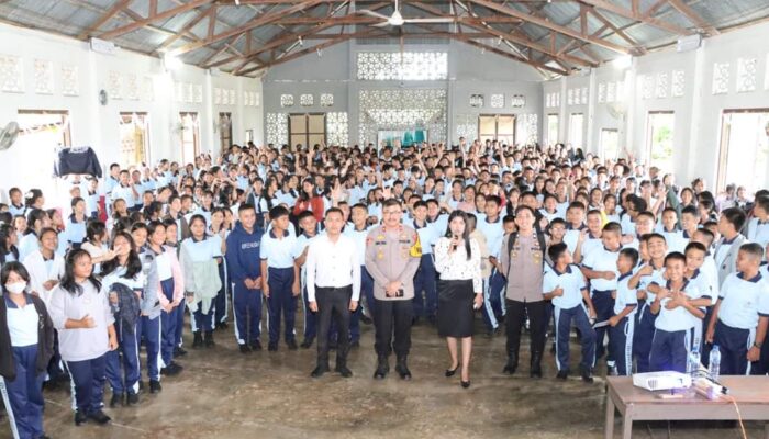 SOSIALISASI BAHAYA NARKOBA KEPADA PELAJAR SMP SWASTA BINTANG LAUT OLEH WAKAPOLRES NIAS SELATAN
