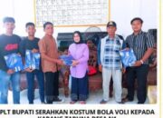 Plt Bupati Labuhanbatu berikan Kostum Bola Volly Karang Taruna Desa N1