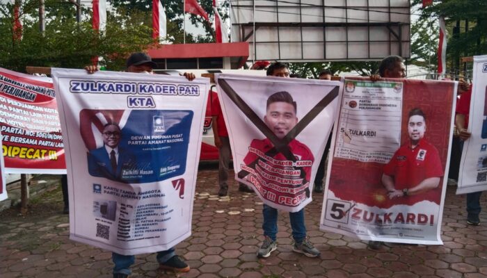 Diduga Masih Kader PAN, Kader Militan dan Simpatisan Demo Depan Kantor DPD PDIP Riau