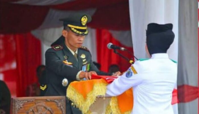 Dandim 0209/LB Letkol Inf. Yudy Ardyan Saputro, S.I.P Bertindak Sebagai Inspektur Upacara Penurunan Bendera Merah Putih