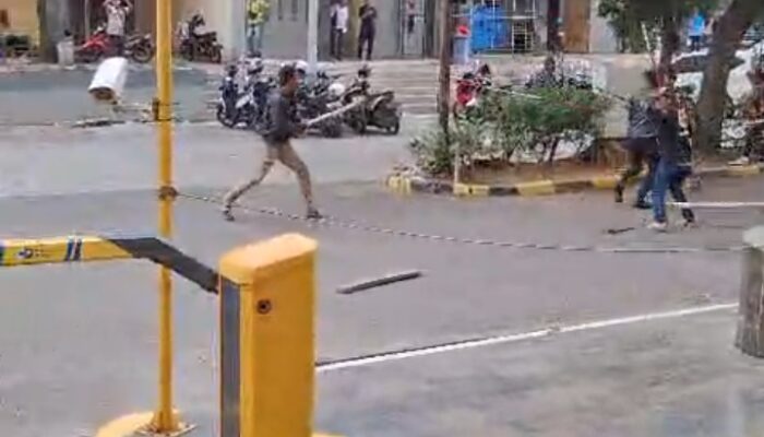 Penarikan Kendaraan Roda Empat Debt collector Bentrok dengan Ormas