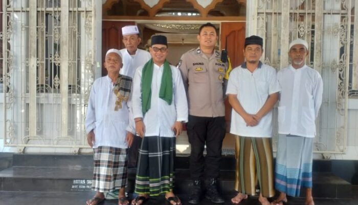 Personel Polsek Jajaran Polresta Manado Jaga Masjid untuk Menjamin Keamanan Saat Sholat Jumat