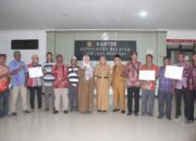 Bupati Safitri Serahkan Insentif Untuk Tokoh Agama Dan Adat Secara Simbolis