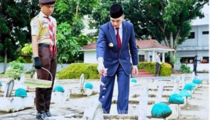 Hari Pahlawan, Pjs Bupati Labuhanbatu Lakukan Ziarah Ditaman Makam Pahlawan