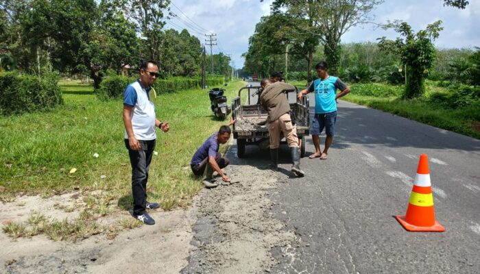 Kalaborasi Management PTPN IV Regional l dan Pangulu Mariah Jambi Gelar BakSos Pengecoran Jalan Berlubang di Jalan Lintas Siantar – Perdagangan