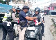 Semarakkan HUT RI, Polsek Kualuh Hilir Berbagi Bendera Merah Putih
