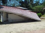 Atap Gedung Poskesdes Tanjung Harapan Rubuh
