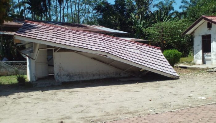 Atap Gedung Poskesdes Tanjung Harapan Rubuh