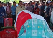Bupati La Hamidi Turut Berduka Cita, Melayat ke Rumah Duka Pegawai Pemda Buru Selatan