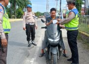 Sat Lantas Ajak Pengendara Tertib Berlalulintas, bagikan Brosur Ops Zebra Toba 2025