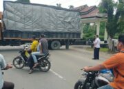 Siap Rapat Di DPRD, Kadishub Labuhanbatu Sigap Suruh Putar Balik Truk Tronton Lewati Jalan Kabupaten 