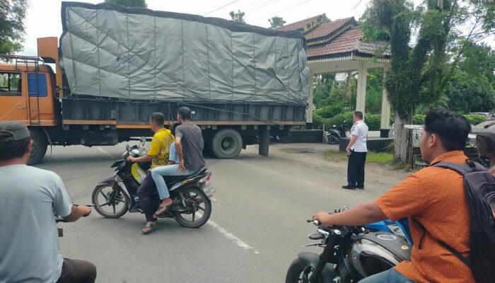 Siap Rapat Di DPRD, Kadishub Labuhanbatu Sigap Suruh Putar Balik Truk Tronton Lewati Jalan Kabupaten 