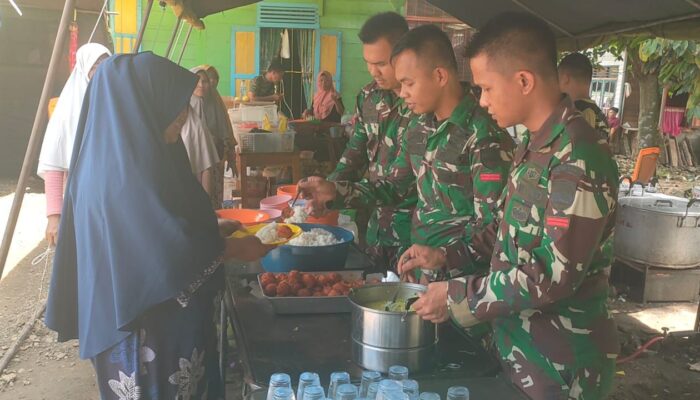TNI Terus Operasikan Dapur Umum bagi Warga Terdampak Bencana Alam Banjir di Sayurmatinggi, Tapsel