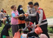 Dilokasi eksekusi, Polisi Tebar peduli Berbagi Nasi Kotak