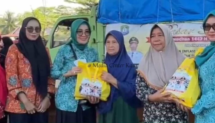 Ketua TP PKK Popy Tatriansi Gusril Hadiri Pasar Murah Ramadhan di Kecamatan Nasal