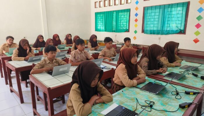 Tempuh Jalan Aspal Kuning, Siswa SD Negeri 101 Kaur TKA Menumpang ke SD Negeri 16 Kaur