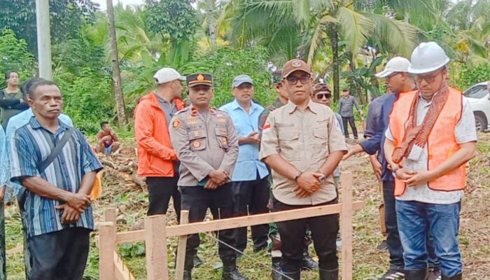Dukung Pemberdayaan KAT, Pemkab Buru Selatan Mulai Pembangunan Balai Sosial dan Salurkan Bantuan Stimulan di Waesama