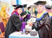 Semangat Tak Lekang Dimakan Usia, Puluhan Lansia Labuhanbatu Diwisuda di Sekolah Sidaya, Bupati Maya Hasmita Tegaskan Berobat Gratis Cukup Pakai KTP