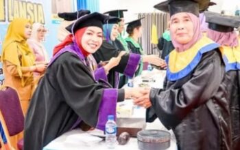 Semangat Tak Lekang Dimakan Usia, Puluhan Lansia Labuhanbatu Diwisuda di Sekolah Sidaya, Bupati Maya Hasmita Tegaskan Berobat Gratis Cukup Pakai KTP
