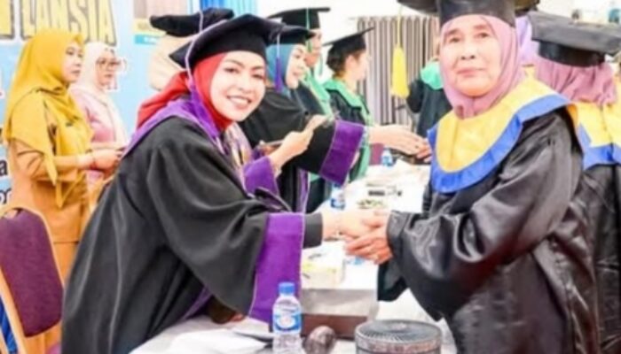 Semangat Tak Lekang Dimakan Usia, Puluhan Lansia Labuhanbatu Diwisuda di Sekolah Sidaya, Bupati Maya Hasmita Tegaskan Berobat Gratis Cukup Pakai KTP