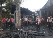 Personil Polres Labuhanbatu Bersihkan Puing-Puing Terbakarnya Rumah Warga