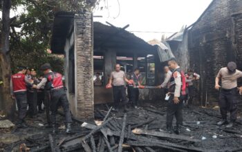 Personil Polres Labuhanbatu Bersihkan Puing-Puing Terbakarnya Rumah Warga