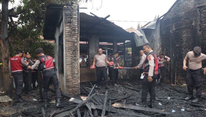 Personil Polres Labuhanbatu Bersihkan Puing-Puing Terbakarnya Rumah Warga