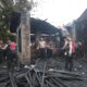 Personil Polres Labuhanbatu Bersihkan Puing-Puing Terbakarnya Rumah Warga
