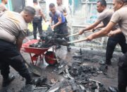 Pasca Kebakaran di Padang Bulan, Personil Polres Labuhanbatu Bersihkan Lokasi