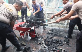Pasca Kebakaran di Padang Bulan, Personil Polres Labuhanbatu Bersihkan Lokasi