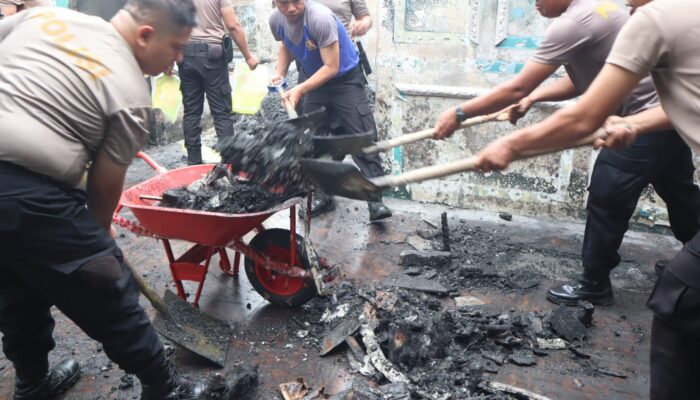 Pasca Kebakaran di Padang Bulan, Personil Polres Labuhanbatu Bersihkan Lokasi