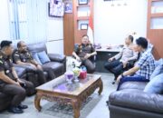 Pererat Sinergitas, Kapolres Bersama PJU Silatrahmi ke Kejaksaan Negri Labuhanbatu   LabuhanbatuTekab86 Dalam rangka memperingati Hari Bhakti Adhyaksa ke-66 Tahun 2026, Kapolres Labuhanbatu AKBP Wahyu Endrajaya, S.I.K., M.Si., didampingi para Pejabat Utama (PJU) Polres Labuhanbatu,giat kunjungan silaturahmi ke Kejaksaan Negeri Labuhanbatu,diJalan SM Raja No. 50, Bakaran Batu, Kecamatan Rantau Selatan, Kamis (23/7/2026).   Hari itu rombongan Kapolres disambut langsung Kepala Kejaksaan Negeri Labuhanbatu, Jeffry Paultje Maukar, S.H., M.H.beserta jajaran. Dalam suasana penuh keakraban, AKBP Wahyu berikan kejutan nasi tumpeng sebagai simbol ucapan selamat Hari Bhakti Adhyaksa ke-66   Pada kesempatan itu, Kapolres AKBP Wahyu Endrajaya, S.I.K.M.Si. menyampaikan ucapan selamat kepada seluruh insan Adhyaksa, serta berharap sinergi yang telah terjalin dengan baik antara Polres Labuhanbatu dan Kejaksaan Negeri, dapat terus ditingkatkan dalam memberikan pelayanan terbaik kepada masyarakat serta mendukung penegakan hukum yang profesional, transparan, dan berkeadilan.  “Kami mengucapkan selamat memperingati Hari Bhakti Adhyaksa ke-66 kepada keluarga besar Kejaksaan Republik Indonesia, khususnya Kejaksaan Negeri Labuhanbatu. Semoga Kejaksaan semakin profesional, berintegritas, dan terus menjadi mitra strategis Polri dalam mewujudkan penegakan hukum yang berkeadilan,” ujar Kapolres.  Kajari Labuhanbatu Jeffry Paultje Maukar, S.H.,M.H menyampaikan apresiasi dan terima kasih atas perhatian serta kunjungan Kapolres beserta jajaran. Menurutnya, hubungan baik yang telah terjalin selama ini merupakan modal penting dalam memperkuat koordinasi antar penegak hukum, demi terciptanya situasi keamanan dan kepastian hukum yang kondusif di wilayah Labuhanbatu.  Selanjutnya, kegiatan dilanjutkan dengan beramah tamah, dan bercengkrama,  diakhiri dengan sesi foto bersama sebagai simbol soliditas serta komitmen bersama, dalam menjaga sinergitas antara Polri dan Kejaksaan.  Melalui kegiatan tersebut, diharapkan hubungan harmonis antara Polres Labuhanbatu dan Kejaksaan Negeri Labuhanbatu semakin erat, sehingga koordinasi dalam pelaksanaan tugas penegakan hukum dapat terus berjalan secara optimal, demi memberikan pelayanan terbaik kepada masyarakat.(ik)