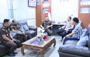 Pererat Sinergitas, Kapolres Bersama PJU Silatrahmi ke Kejaksaan Negri Labuhanbatu   LabuhanbatuTekab86 Dalam rangka memperingati Hari Bhakti Adhyaksa ke-66 Tahun 2026, Kapolres Labuhanbatu AKBP Wahyu Endrajaya, S.I.K., M.Si., didampingi para Pejabat Utama (PJU) Polres Labuhanbatu,giat kunjungan silaturahmi ke Kejaksaan Negeri Labuhanbatu,diJalan SM Raja No. 50, Bakaran Batu, Kecamatan Rantau Selatan, Kamis (23/7/2026).   Hari itu rombongan Kapolres disambut langsung Kepala Kejaksaan Negeri Labuhanbatu, Jeffry Paultje Maukar, S.H., M.H.beserta jajaran. Dalam suasana penuh keakraban, AKBP Wahyu berikan kejutan nasi tumpeng sebagai simbol ucapan selamat Hari Bhakti Adhyaksa ke-66   Pada kesempatan itu, Kapolres AKBP Wahyu Endrajaya, S.I.K.M.Si. menyampaikan ucapan selamat kepada seluruh insan Adhyaksa, serta berharap sinergi yang telah terjalin dengan baik antara Polres Labuhanbatu dan Kejaksaan Negeri, dapat terus ditingkatkan dalam memberikan pelayanan terbaik kepada masyarakat serta mendukung penegakan hukum yang profesional, transparan, dan berkeadilan.  “Kami mengucapkan selamat memperingati Hari Bhakti Adhyaksa ke-66 kepada keluarga besar Kejaksaan Republik Indonesia, khususnya Kejaksaan Negeri Labuhanbatu. Semoga Kejaksaan semakin profesional, berintegritas, dan terus menjadi mitra strategis Polri dalam mewujudkan penegakan hukum yang berkeadilan,” ujar Kapolres.  Kajari Labuhanbatu Jeffry Paultje Maukar, S.H.,M.H menyampaikan apresiasi dan terima kasih atas perhatian serta kunjungan Kapolres beserta jajaran. Menurutnya, hubungan baik yang telah terjalin selama ini merupakan modal penting dalam memperkuat koordinasi antar penegak hukum, demi terciptanya situasi keamanan dan kepastian hukum yang kondusif di wilayah Labuhanbatu.  Selanjutnya, kegiatan dilanjutkan dengan beramah tamah, dan bercengkrama,  diakhiri dengan sesi foto bersama sebagai simbol soliditas serta komitmen bersama, dalam menjaga sinergitas antara Polri dan Kejaksaan.  Melalui kegiatan tersebut, diharapkan hubungan harmonis antara Polres Labuhanbatu dan Kejaksaan Negeri Labuhanbatu semakin erat, sehingga koordinasi dalam pelaksanaan tugas penegakan hukum dapat terus berjalan secara optimal, demi memberikan pelayanan terbaik kepada masyarakat.(ik)