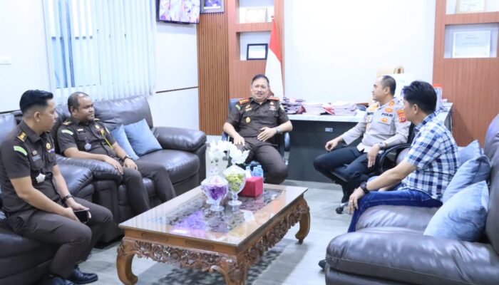 Pererat Sinergitas, Kapolres Bersama PJU Silatrahmi ke Kejaksaan Negri Labuhanbatu   LabuhanbatuTekab86 Dalam rangka memperingati Hari Bhakti Adhyaksa ke-66 Tahun 2026, Kapolres Labuhanbatu AKBP Wahyu Endrajaya, S.I.K., M.Si., didampingi para Pejabat Utama (PJU) Polres Labuhanbatu,giat kunjungan silaturahmi ke Kejaksaan Negeri Labuhanbatu,diJalan SM Raja No. 50, Bakaran Batu, Kecamatan Rantau Selatan, Kamis (23/7/2026).   Hari itu rombongan Kapolres disambut langsung Kepala Kejaksaan Negeri Labuhanbatu, Jeffry Paultje Maukar, S.H., M.H.beserta jajaran. Dalam suasana penuh keakraban, AKBP Wahyu berikan kejutan nasi tumpeng sebagai simbol ucapan selamat Hari Bhakti Adhyaksa ke-66   Pada kesempatan itu, Kapolres AKBP Wahyu Endrajaya, S.I.K.M.Si. menyampaikan ucapan selamat kepada seluruh insan Adhyaksa, serta berharap sinergi yang telah terjalin dengan baik antara Polres Labuhanbatu dan Kejaksaan Negeri, dapat terus ditingkatkan dalam memberikan pelayanan terbaik kepada masyarakat serta mendukung penegakan hukum yang profesional, transparan, dan berkeadilan.  “Kami mengucapkan selamat memperingati Hari Bhakti Adhyaksa ke-66 kepada keluarga besar Kejaksaan Republik Indonesia, khususnya Kejaksaan Negeri Labuhanbatu. Semoga Kejaksaan semakin profesional, berintegritas, dan terus menjadi mitra strategis Polri dalam mewujudkan penegakan hukum yang berkeadilan,” ujar Kapolres.  Kajari Labuhanbatu Jeffry Paultje Maukar, S.H.,M.H menyampaikan apresiasi dan terima kasih atas perhatian serta kunjungan Kapolres beserta jajaran. Menurutnya, hubungan baik yang telah terjalin selama ini merupakan modal penting dalam memperkuat koordinasi antar penegak hukum, demi terciptanya situasi keamanan dan kepastian hukum yang kondusif di wilayah Labuhanbatu.  Selanjutnya, kegiatan dilanjutkan dengan beramah tamah, dan bercengkrama,  diakhiri dengan sesi foto bersama sebagai simbol soliditas serta komitmen bersama, dalam menjaga sinergitas antara Polri dan Kejaksaan.  Melalui kegiatan tersebut, diharapkan hubungan harmonis antara Polres Labuhanbatu dan Kejaksaan Negeri Labuhanbatu semakin erat, sehingga koordinasi dalam pelaksanaan tugas penegakan hukum dapat terus berjalan secara optimal, demi memberikan pelayanan terbaik kepada masyarakat.(ik)
