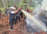 Bupati Zukri dan Kapolres Bertahan Hingga Malam di Kerumutan Kawal Langsung Pemadaman Karhutla