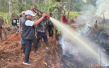 Bupati Zukri dan Kapolres Bertahan Hingga Malam di Kerumutan Kawal Langsung Pemadaman Karhutla