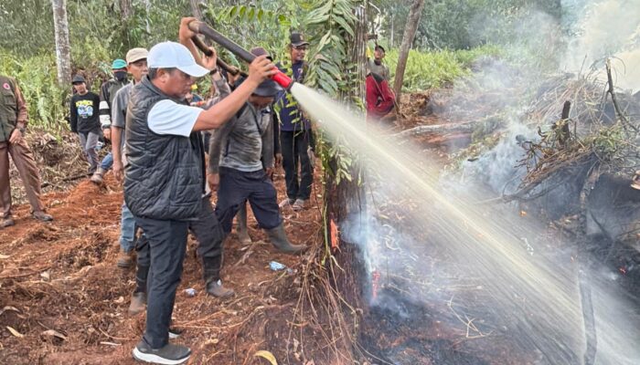 Bupati Zukri dan Kapolres Bertahan Hingga Malam di Kerumutan Kawal Langsung Pemadaman Karhutla