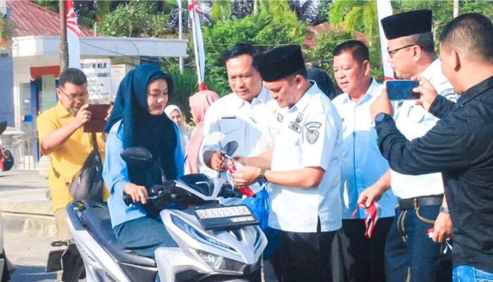 Pemkab Labuhanbatu Bagikan 300 Bendera Merah Putih, Sambut HUT ke-81 Kemerdekaan RI