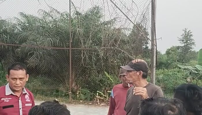 Meresahkan Salah Satu Warga Mengotori Membuang Pelepah Sawit di Lapangan Footsall