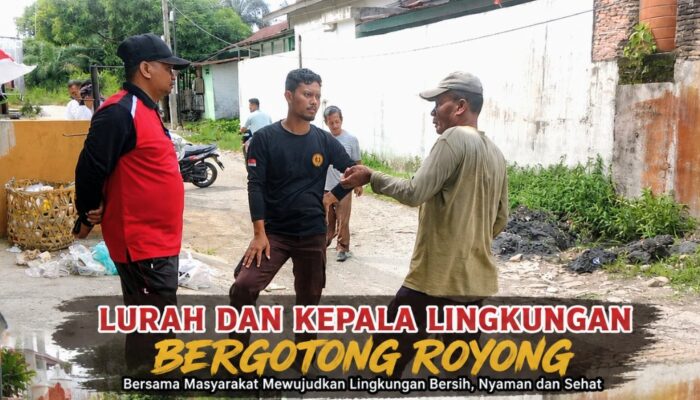“Lurah Bakaran Batu Sukri Alam Siregar Turun Langsung Bersihkan Parit, Ajak Warga Gotong Royong”